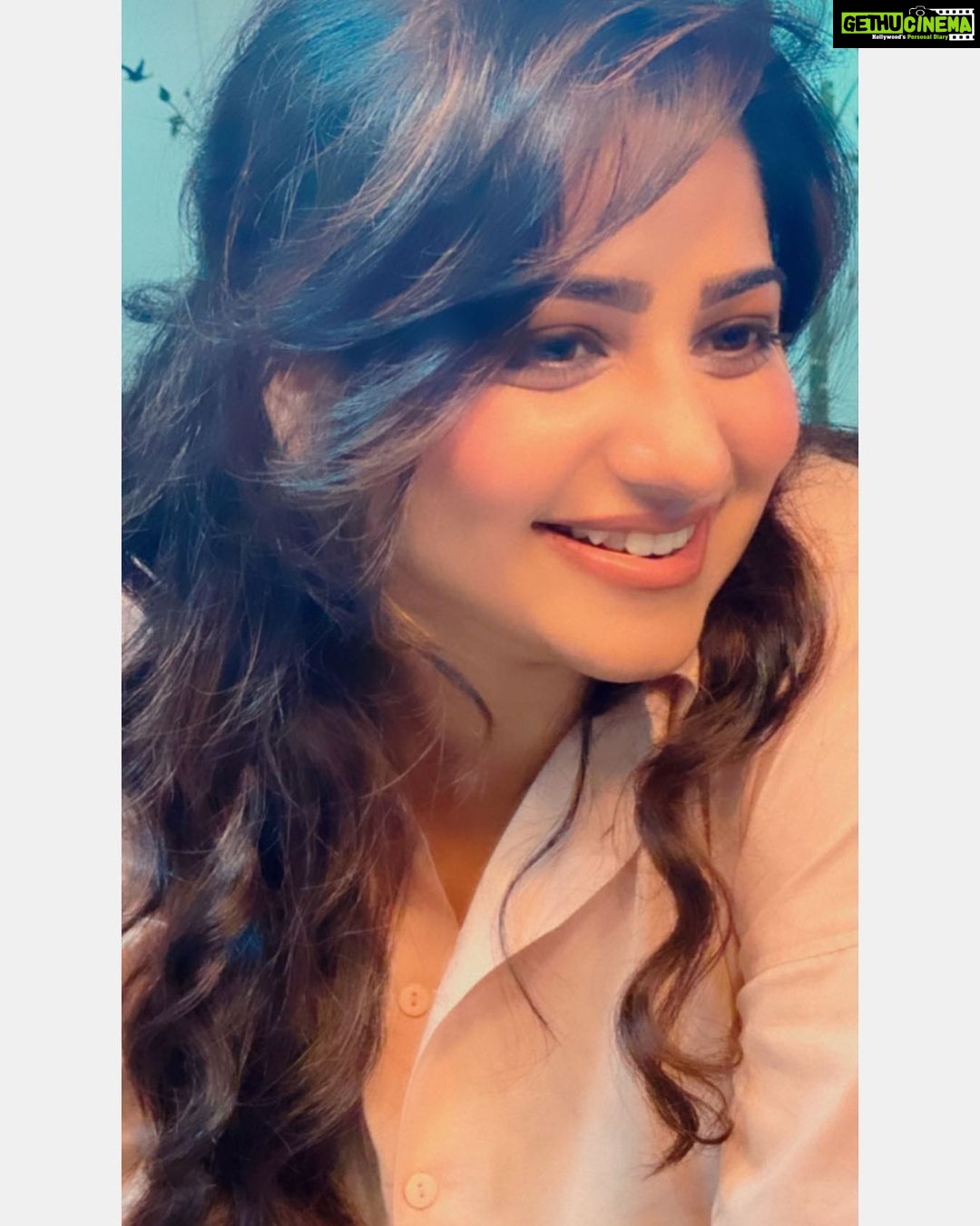 Rachita Ram Instagram - Life is very short nanbaa.. Always be happy!🙂