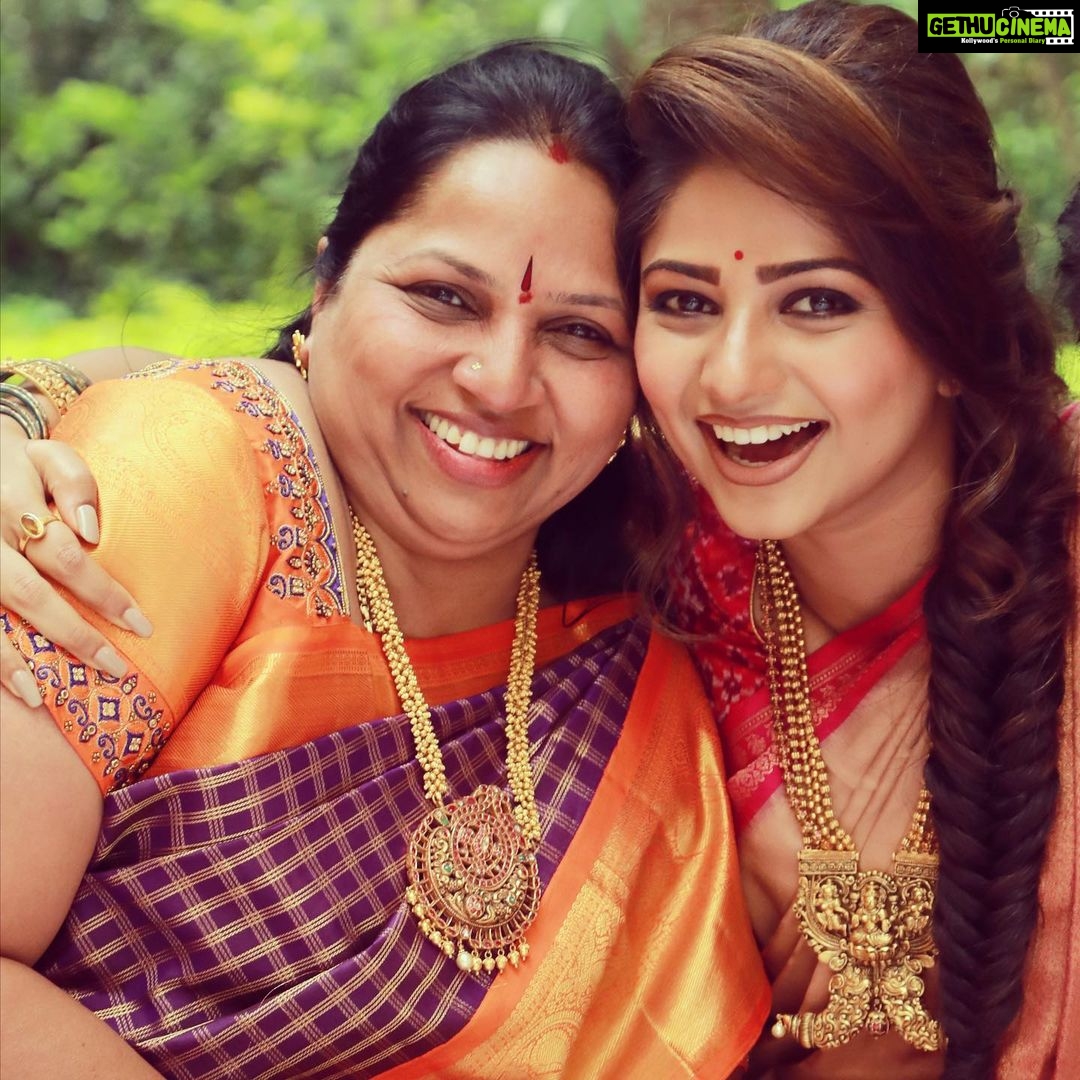 Rachita Ram Instagram - Happy Mother’s Day AMMA.!🤗❤️ Nithya and I are so lucky to have been raised by a strong women like you.We are so blessed to have you as our mother! You inspire and motivate us everyday!Ma you are an amazing soul! May god bless you abundantly🤗❤️ Love you Amma!❤️ And Happy Mother’s Day to all the beautiful mothers in the World.!❤️ @nithyaraam