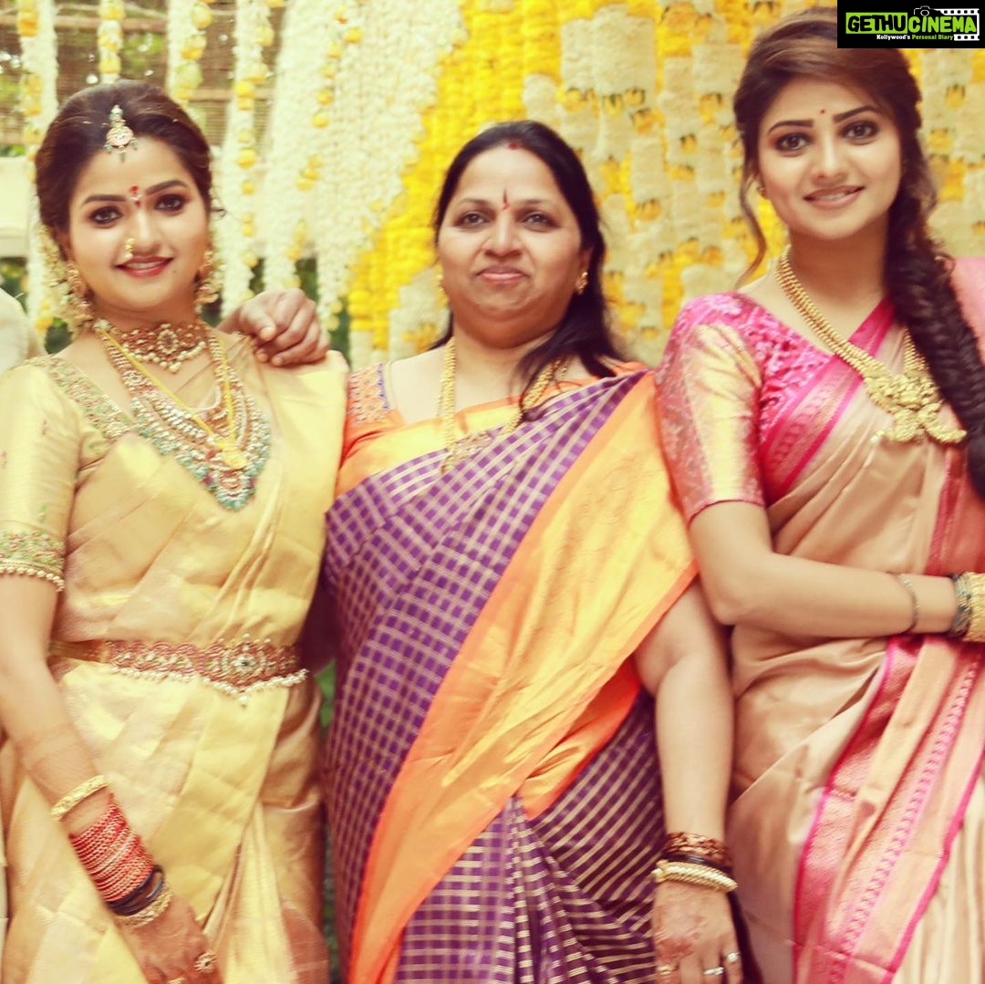Rachita Ram Instagram - Happy Mother’s Day AMMA.!🤗❤️ Nithya and I are so lucky to have been raised by a strong women like you.We are so blessed to have you as our mother! You inspire and motivate us everyday!Ma you are an amazing soul! May god bless you abundantly🤗❤️ Love you Amma!❤️ And Happy Mother’s Day to all the beautiful mothers in the World.!❤️ @nithyaraam