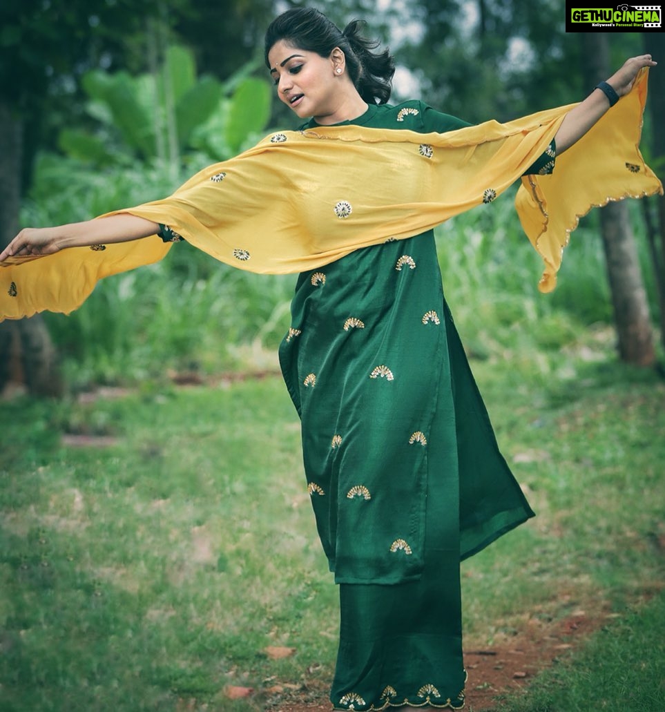 Rachita Ram Instagram - #Majabharatha✨ Outfit @si.ta.ra Styling @tejukranthi Makeup @mohanrao931 Hair @kammarishivarajchary Photography by @chandan_gowda_photography