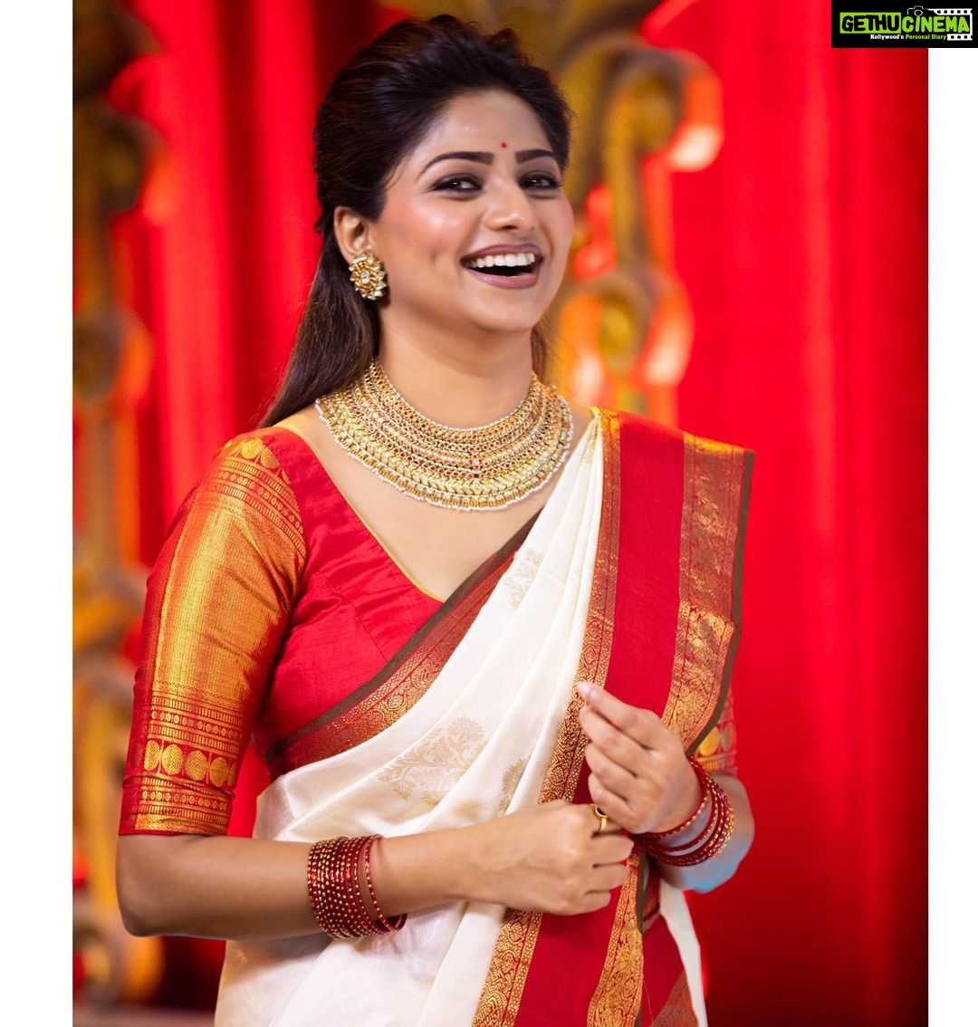 Rachita Ram Instagram - Saree handpicked by mom♥️🤗 Styling @tejukranthi Assisted by @shashwatichandrashekar Beautiful jewellery from @amrapalijewels Hair by @paramesh_kammari Makeup by @mohanrao931 Photography by @rock_phanni_