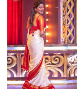 Rachita Ram Instagram - Saree handpicked by mom♥️🤗 Styling @tejukranthi Assisted by @shashwatichandrashekar Beautiful jewellery from @amrapalijewels Hair by @paramesh_kammari Makeup by @mohanrao931 Photography by @rock_phanni_