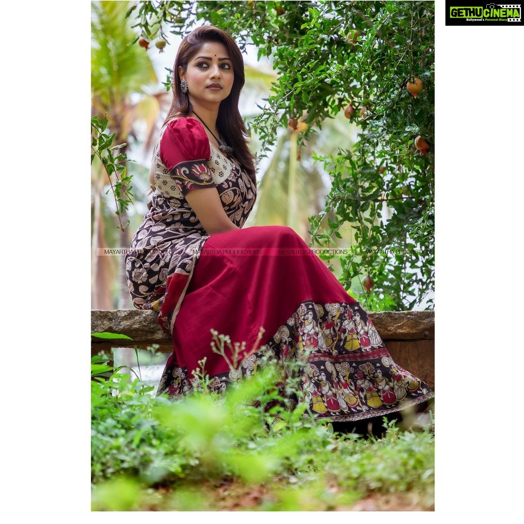 Rachita Ram Instagram - Wearing my favourite #kalamkarihalfandhalfsaree designed by @tejukranthi and paired it with a beautiful oxidised silver jewellery by @bcos_its_silver✨♥️ makeup by @mohanrao931 hair by @kammarishivarajchary Photography @mayarthaproductions