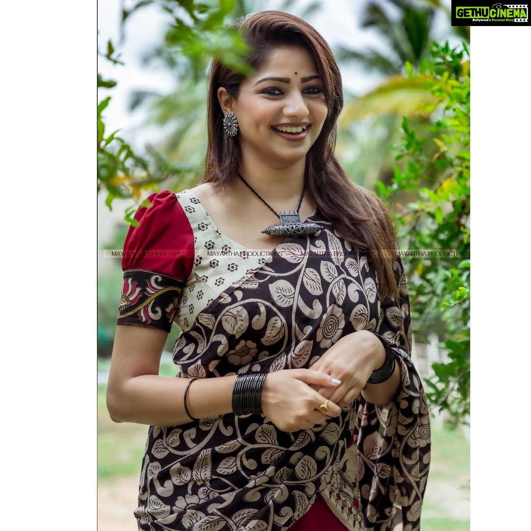 Rachita Ram Instagram - Wearing my favourite #kalamkarihalfandhalfsaree designed by @tejukranthi and paired it with a beautiful oxidised silver jewellery by @bcos_its_silver✨♥️ makeup by @mohanrao931 hair by @kammarishivarajchary Photography @mayarthaproductions