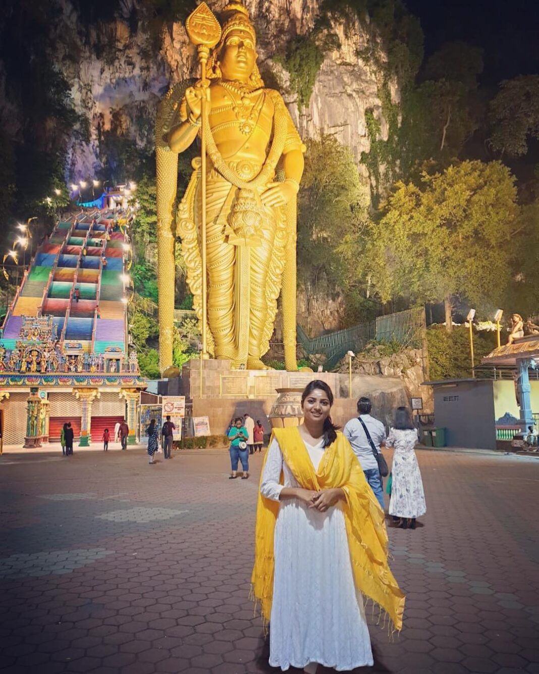 Rachita Ram Instagram - What a beautiful place to look at..!🙏🏻Sri Murugan temple at Batu caves..#lordmuruganstatue #murugantemplemalaysia🙏🏻#sopostivefortheyearahead✨#godblessusall😘🙏❤️