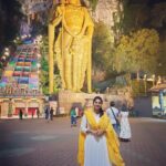 Rachita Ram Instagram - What a beautiful place to look at..!🙏🏻Sri Murugan temple at Batu caves..#lordmuruganstatue #murugantemplemalaysia🙏🏻#sopostivefortheyearahead✨#godblessusall😘🙏❤️