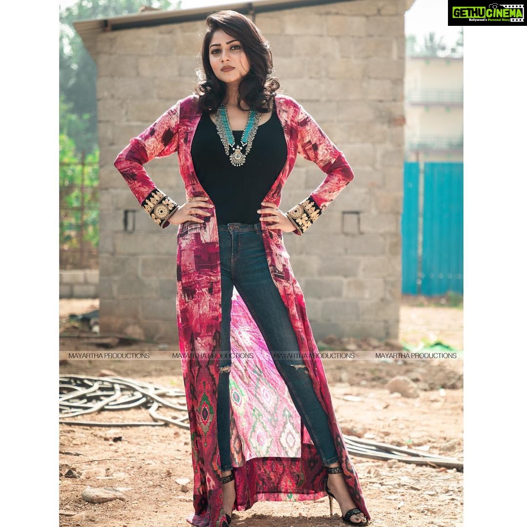Rachita Ram Instagram - Cal it classy or sassy, I own both๐๐ . . . Styled by @tejaswinikranthistylefiles Assisted by @rajeshputtaiah The gorgeous handloom coat by @kalasthreebytejaswinikranthi Top @hm Denim @onlyindia The sassy heels from @aldo_shoes Makeup @mohanrao931 Hair @gm6.bridalmakeup Photographer @mayarthaproductions