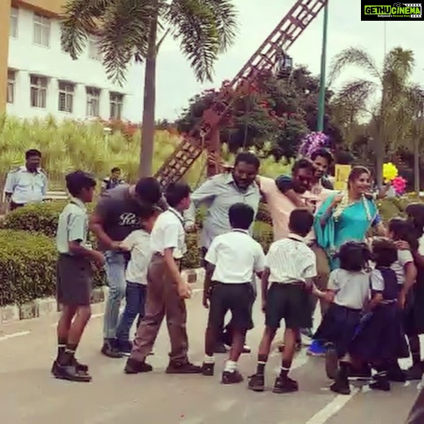 Rachita Ram Instagram - Behind the scenes..😁while shootn the song ‘Ninna Raja Naanu Nanna Rani Neenu Prema kalyanave innu’..🎶 #mostlovedsong💞 #Seetharamakalyana✨so much of fun and maja on the sets😁#hiphiphurray to @anuprubensmusic for giving such a wonderful musiq, our favourite singer @armaanmalik22 and Sai Sukanya the lyrics..👏🏻❤️😘hope you guys are loving the song🎶✨💕 #kudos to @nikhilgowda_jaguar,@suniljaguar and harsha master🤗✌🏻