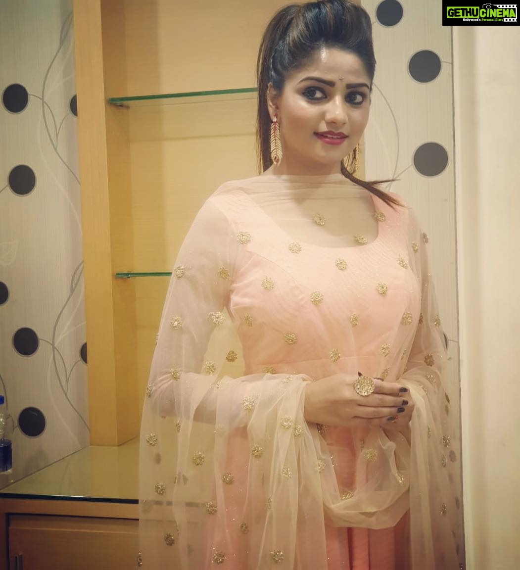 Rachita Ram Instagram - ☺️ Styling @tejaswinikranthistylefiles Assisted by @rajeshputtaiah Outfit @poorvikahegde.official Accessories @kushalsfashionjewellery M&H @mohanrao931 and @paramesh_kammari