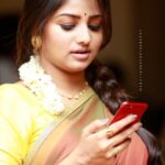 Rachita Ram Instagram – #bestcompanyever🙈😁#phoneobsessed✌🏻#yellowmood #seetharamakalyana Pc- @santhosh_j_reddy