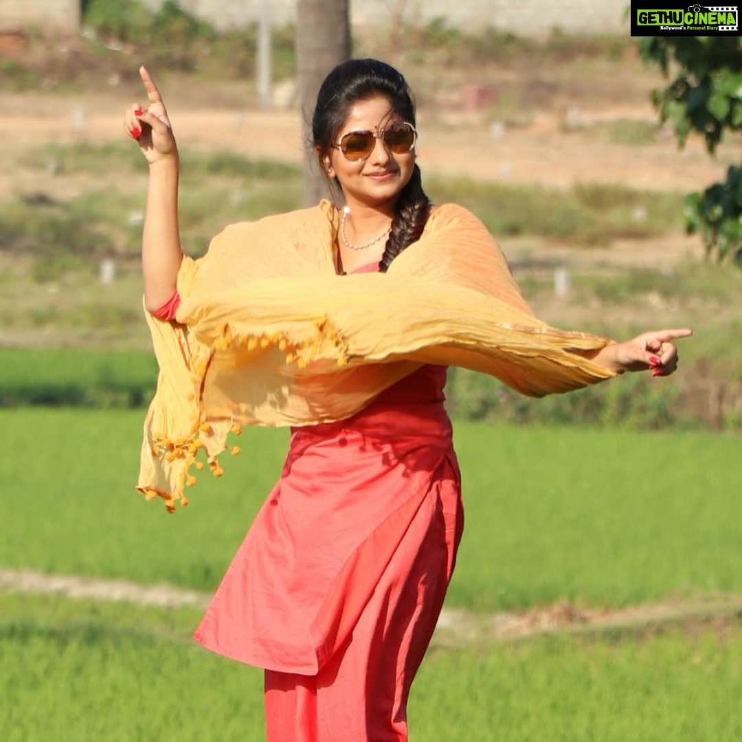 Rachita Ram Instagram - Holi holi holi holi...RANGHOLI ಸಕ್ಕರೆ ನಾಡಿನಿಂದ ತಮ್ಮೆಲರಿಗೂ ಹೊಲಿ ಹಬ್ಬದ ಶುಭಾಶಯಗಳು..🙂#mandya#onthesetsofayogy✌🏻#loveyouall