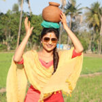Rachita Ram Instagram – Holi holi holi holi…RANGHOLI ಸಕ್ಕರೆ ನಾಡಿನಿಂದ ತಮ್ಮೆಲರಿಗೂ ಹೊಲಿ ಹಬ್ಬದ ಶುಭಾಶಯಗಳು..🙂#mandya#onthesetsofayogy✌🏻#loveyouall