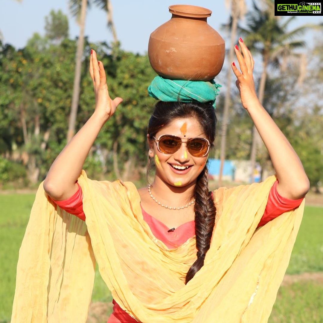 Rachita Ram Instagram - Holi holi holi holi...RANGHOLI ಸಕ್ಕರೆ ನಾಡಿನಿಂದ ತಮ್ಮೆಲರಿಗೂ ಹೊಲಿ ಹಬ್ಬದ ಶುಭಾಶಯಗಳು..🙂#mandya#onthesetsofayogy✌🏻#loveyouall