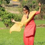 Rachita Ram Instagram – Holi holi holi holi…RANGHOLI ಸಕ್ಕರೆ ನಾಡಿನಿಂದ ತಮ್ಮೆಲರಿಗೂ ಹೊಲಿ ಹಬ್ಬದ ಶುಭಾಶಯಗಳು..🙂#mandya#onthesetsofayogy✌🏻#loveyouall