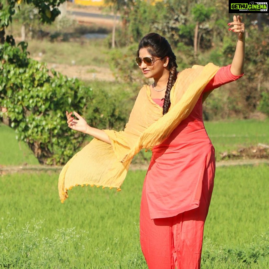 Rachita Ram Instagram - Holi holi holi holi...RANGHOLI ಸಕ್ಕರೆ ನಾಡಿನಿಂದ ತಮ್ಮೆಲರಿಗೂ ಹೊಲಿ ಹಬ್ಬದ ಶುಭಾಶಯಗಳು..🙂#mandya#onthesetsofayogy✌🏻#loveyouall