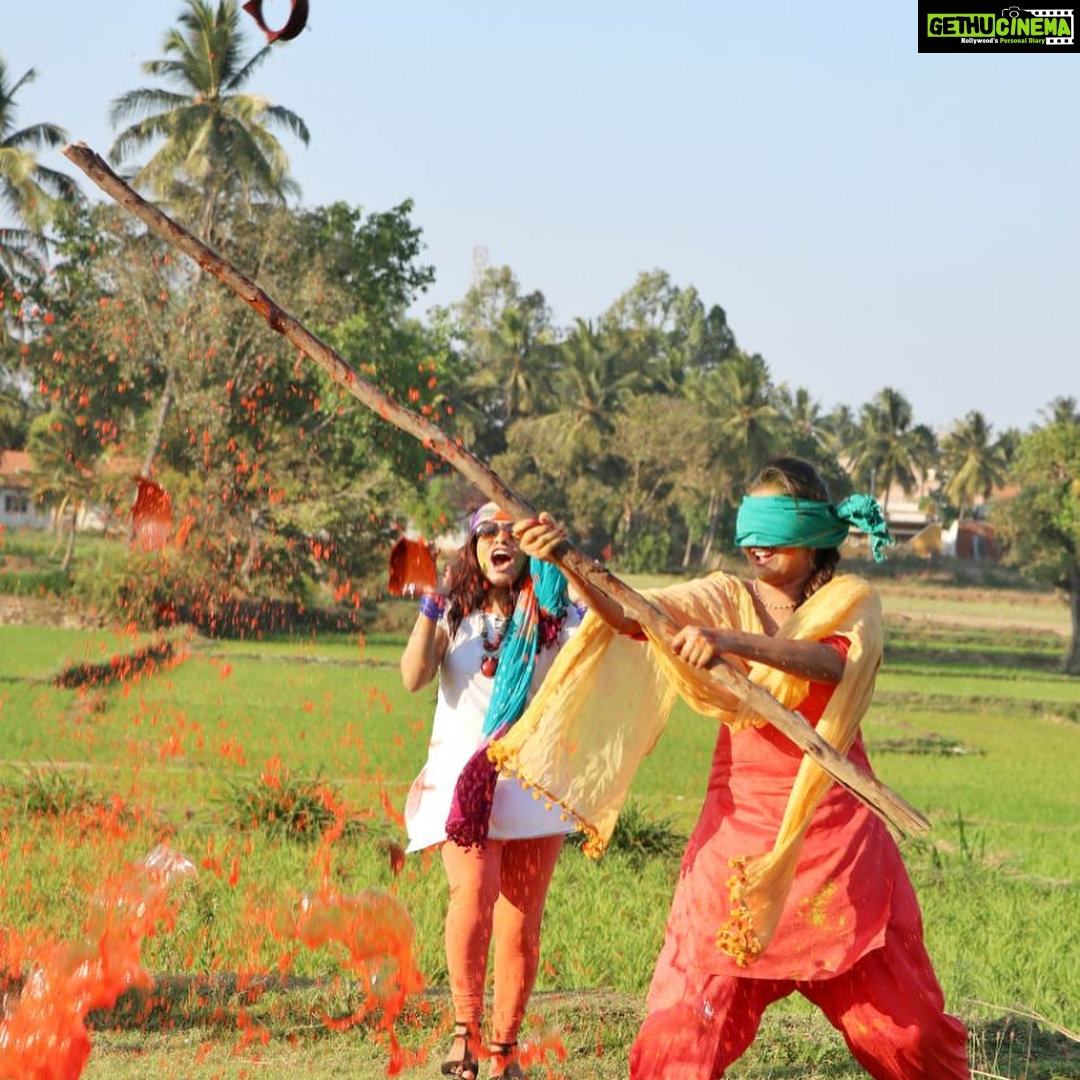 Rachita Ram Instagram - Holi holi holi holi...RANGHOLI ಸಕ್ಕರೆ ನಾಡಿನಿಂದ ತಮ್ಮೆಲರಿಗೂ ಹೊಲಿ ಹಬ್ಬದ ಶುಭಾಶಯಗಳು..🙂#mandya#onthesetsofayogy✌🏻#loveyouall
