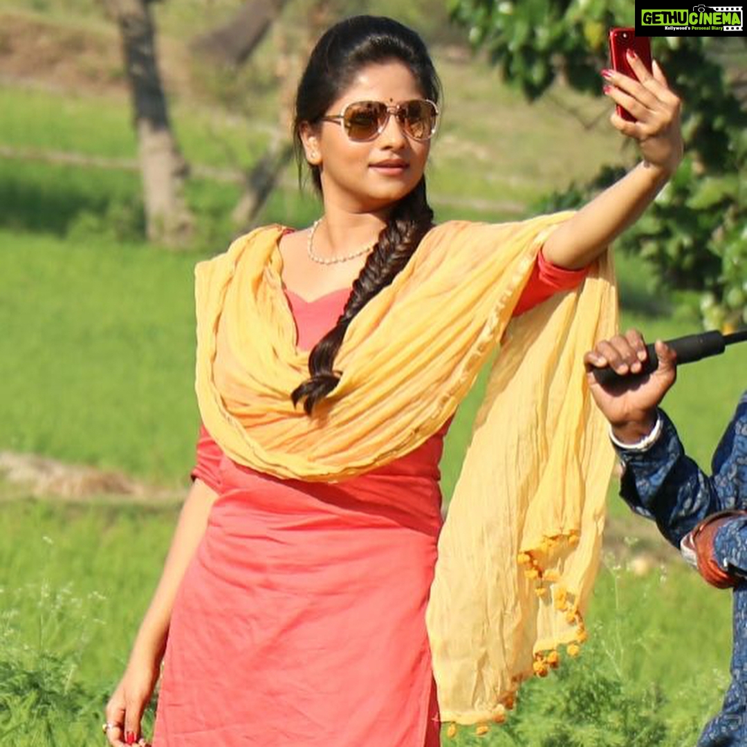 Rachita Ram Instagram - Holi holi holi holi...RANGHOLI ಸಕ್ಕರೆ ನಾಡಿನಿಂದ ತಮ್ಮೆಲರಿಗೂ ಹೊಲಿ ಹಬ್ಬದ ಶುಭಾಶಯಗಳು..🙂#mandya#onthesetsofayogy✌🏻#loveyouall
