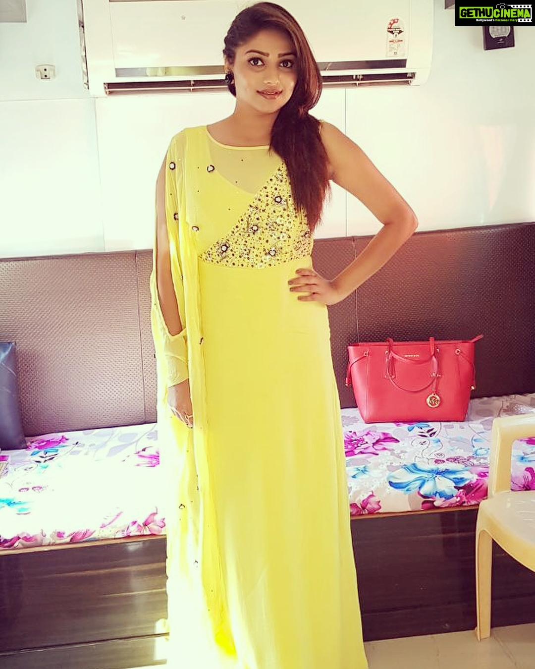 Rachita Ram Instagram - The best colour in the whole world is the one that looks good on you..😍 Outfit- @sacaru_by_kavyaandpooja Styling-my lady @kalasthreebytejaswinikranthi Accessories- @hm Makeup- @mohanrao931 Hairstyle- @paramesh_kammari🙂#comdeytalkies