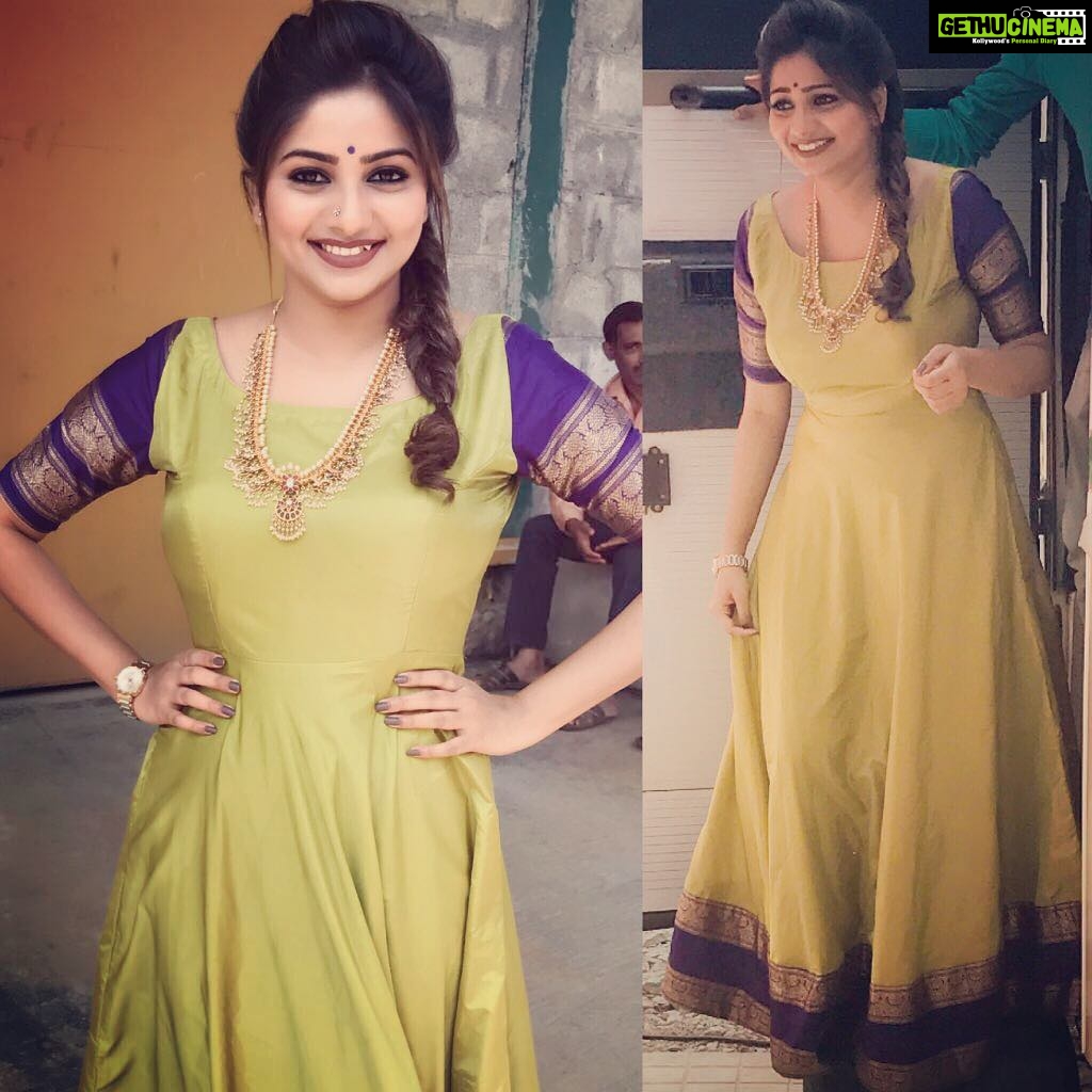 Rachita Ram Instagram - On d sets of #comedytalkies Styling @tejaswinikranthistylefiles Wearing @kalasthreebytejaswinikranthi Jewellry @bcos_its_silver Makeup @mohanrao931 Hairstyle @raghu_nagaraju_n