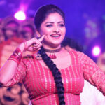 Rachita Ram Instagram - Here my pictures of my performance at YuvaDasara Sandawood nights2017🙂Thnxxxx to Mysore janathe ge.. nimma Preethi hagge nimma abhimanake naanu sada chiraruni🙏🏻Samastha naadina janathege Vijayadashami habbada subhashayagalu🙂special thnx to @siddharthgowda205 for organising a wonderful event,wishing you all the best my dear Frnd🤗and a v.big thnxxx to the entire police department for takingcare of us so well.🙏🏻one more thnx to my choreographer@murugananda for his lucky choreography🤗🙂Thayi Chamundeshawri yelarugu olledh maadli🙏🏻🙂 PC-@chandan_gowda_photography 👍🏻 well captured bro✌🏻 costume styled by Sharath Nagraj Hairstyling-@raghu_nagaraju_n makeup-@mohanrao931 #yuvadasara2017#mysore#sandalwoodnights#redobsession❤#lovebeingtraditional😍