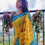 Rachitha Mahalakshmi Instagram – Colours speak louder than words…. 💛💙
:
#sareelove @yaalaboutique 
:
Customized blouse @as_ladies_stitch 
:
#supportwomenentrepreneurs🙋🏼💪🏻 
😇😇😇😇😇😇