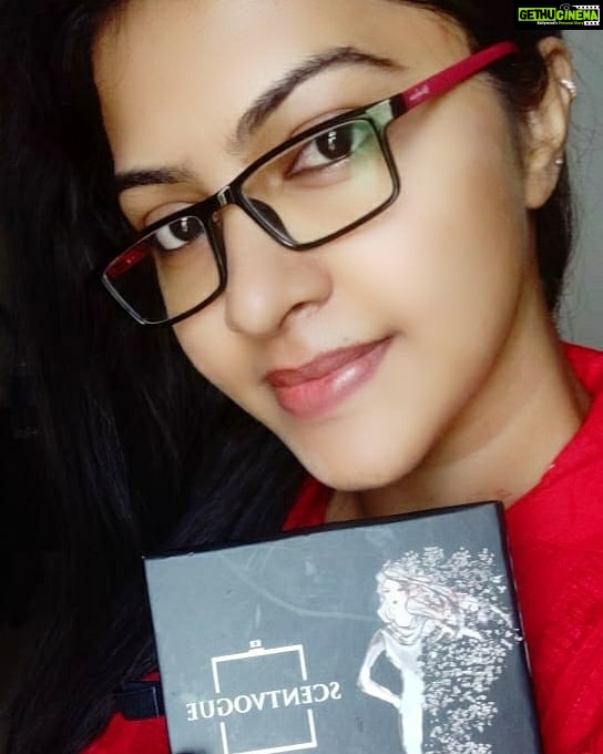 Rachitha Mahalakshmi Instagram - Being a fragrance lover am sooo suprised to receive this lovely handy perfumes..... : Amazing Perfumes at Best prices... I never knew I could enjoy all the luxury branded perfumes at such low prices from the comfort of my home! You can now purchase all your favourite fragrances at very affordable prices at ScentVogue. They give us a very stylish perfume atomiser which can be kept inside our purse/bag with such style! Their collection for men women is fantastic and appreciable! My order has come!! You can get yours too at ScentVogue. @scent_vogue ❤️❤️❤️❤️❤️❤️