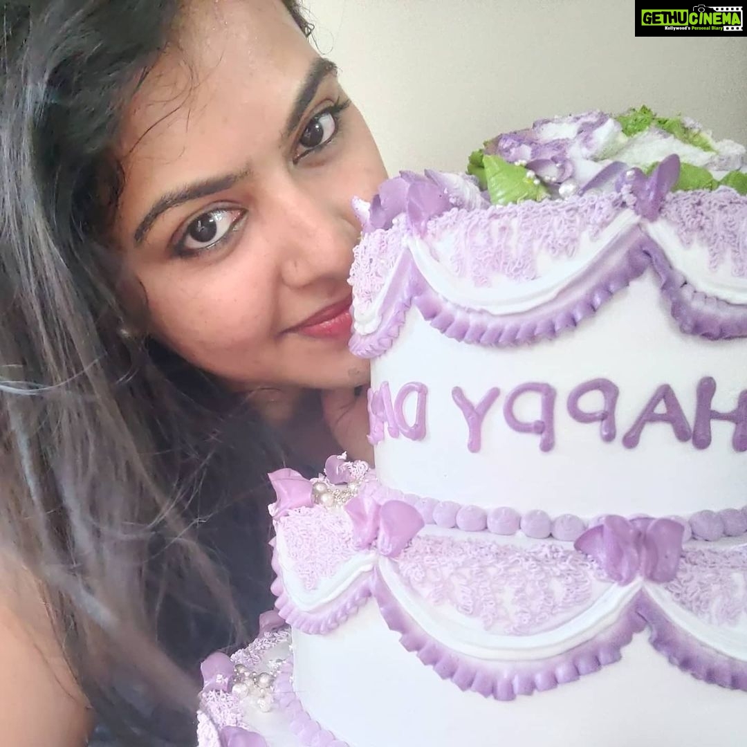 Rachitha Mahalakshmi Instagram - D best and d awesome cake I ever had... πππππππ Just awesome......... ππππππ Thanku my dear @thewowbakers β€οΈβ€οΈβ€οΈβ€οΈβ€οΈβ€οΈβ€οΈβ€οΈβ€οΈβ€οΈ For this s awesome, yummy lovely cake..... U really made my day for no reason..... πβ€οΈπβ€οΈπβ€οΈπβ€οΈβ€οΈβ€οΈ Thanku again @thewowbakers πβ€οΈπβ€οΈπβ€οΈβ€οΈ