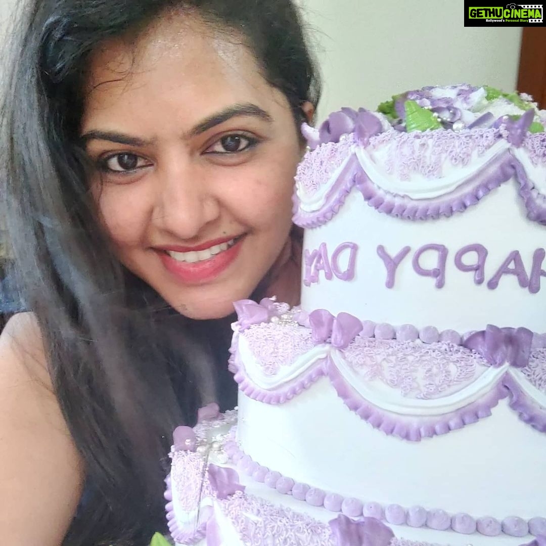 Rachitha Mahalakshmi Instagram - D best and d awesome cake I ever had... πππππππ Just awesome......... ππππππ Thanku my dear @thewowbakers β€οΈβ€οΈβ€οΈβ€οΈβ€οΈβ€οΈβ€οΈβ€οΈβ€οΈβ€οΈ For this s awesome, yummy lovely cake..... U really made my day for no reason..... πβ€οΈπβ€οΈπβ€οΈπβ€οΈβ€οΈβ€οΈ Thanku again @thewowbakers πβ€οΈπβ€οΈπβ€οΈβ€οΈ