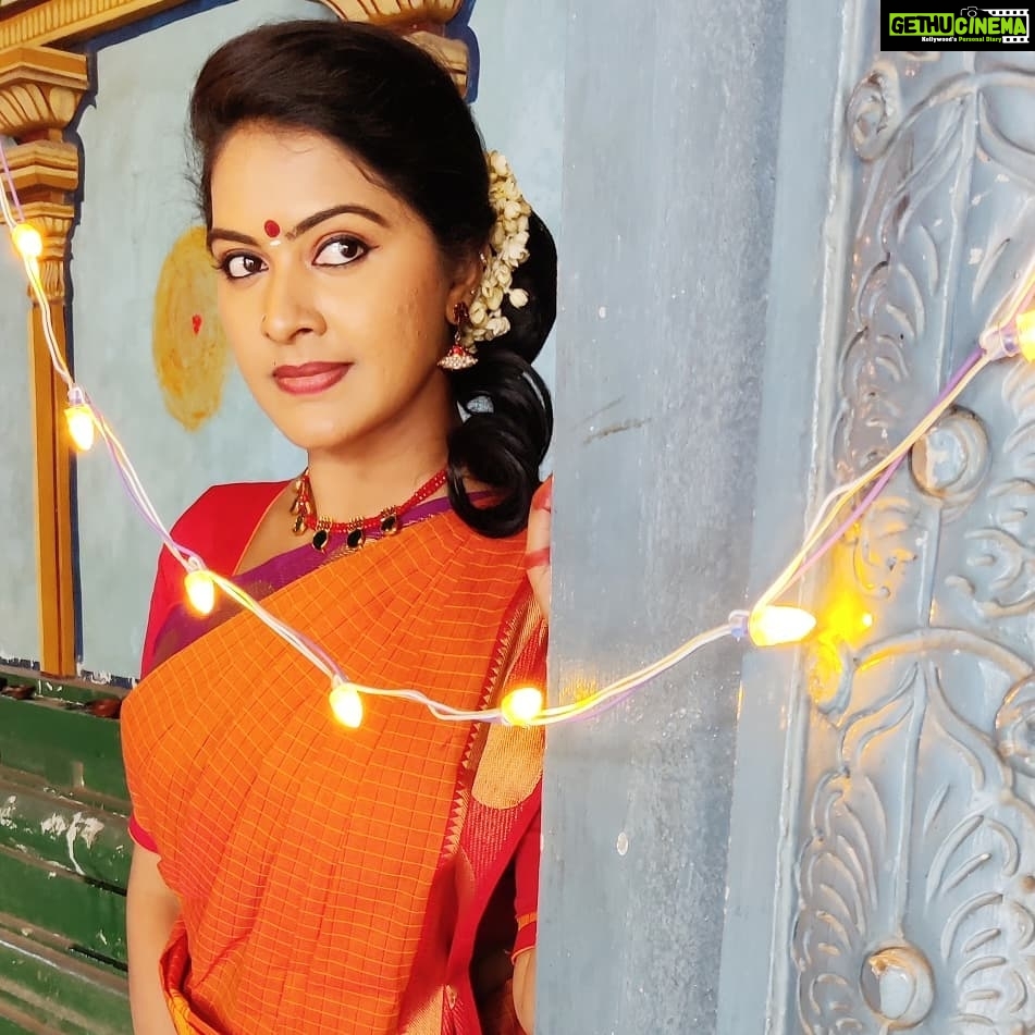 Rachitha Mahalakshmi Instagram - Amman madiyilae....... 🙌🙌🙌🙌🙌 : @colorstvtamil 👈👈👈👈 : Being versatile is a true blessing..... 😇🤞🤞 : Hope I have done a little justice to d character given to me 🤞🤞🤞🤞🤞🤞🙌🙌🙌🙌🙌🙌 : Jewelry sponsor @suraksha_designs ❤️❤️❤️