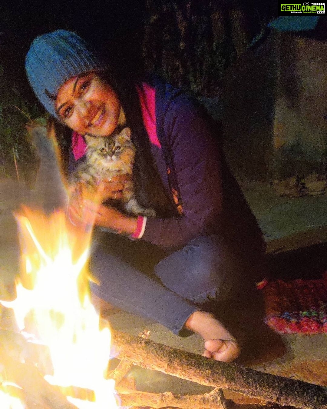 Rachitha Mahalakshmi Instagram - My way of ending 2021.... 🔥🔥🔥🔥 : Burying all d pain, sorrows, bitterness agony, that was surrounded me throughout d year.... 🔥🔥🔥🔥🔥 : Let me welcome d New year nd d New me with full of 🔥🔥🔥🔥🔥🔥 : Hoping 2022 to be good on us.... 🤞🤞🤞