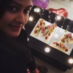 Rachitha Mahalakshmi Instagram - 🙏🙏🙏🙏🙏🙏🙏🙏 Thanku for d lovely day...... ❤️❤️❤️❤️❤️❤️❤️❤️❤️❤️❤️❤️❤️❤️ Thanku @frosty_fondues 🍰 🎂 for this yummy cake 😋😋😋😋😋😋😋😋 just bcz I like fruits she (lakshmi priya) made it specially for me... Nd I really feel sooo special dear... Thanku.... 🤗🤗🤗❤️ Guys trust me it's waooooooooo 😋😋😋😋😋😋 : Thanku @thepartyshop.in 👈👈👈👈 For d props and thanku for making d day special..... 😇😇😇😇😇😇