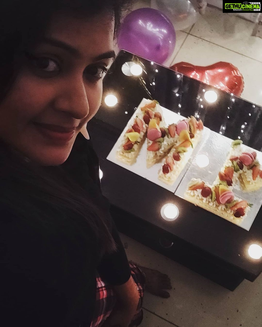 Rachitha Mahalakshmi Instagram - 🙏🙏🙏🙏🙏🙏🙏🙏 Thanku for d lovely day...... ❤️❤️❤️❤️❤️❤️❤️❤️❤️❤️❤️❤️❤️❤️ Thanku @frosty_fondues 🍰 🎂 for this yummy cake 😋😋😋😋😋😋😋😋 just bcz I like fruits she (lakshmi priya) made it specially for me... Nd I really feel sooo special dear... Thanku.... 🤗🤗🤗❤️ Guys trust me it's waooooooooo 😋😋😋😋😋😋 : Thanku @thepartyshop.in 👈👈👈👈 For d props and thanku for making d day special..... 😇😇😇😇😇😇