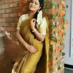 Rachitha Mahalakshmi Instagram - Here comes d reels 😁😁😁😁😁 : This lovely Saree nd ready designer blouse 👉👉👉 @_draperr_ : 🥰🥰🥰🥰🥰🥰🥰🥰 #trending #trendingfashion #homely #tamil #tamilcinema #television #vijaytelevision #NINI #favoritesong