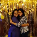Rachitha Mahalakshmi Instagram - Look at that Happy ND surprised face.... 😃😃😃😃😃😃😃 Just waoooo.... Can do anything to c that..... ❤️🥰❤️🥰❤️🥰❤️🥰❤️🥰❤️ Am always here to spread happiness..... ❤️ @ggvoiceartist 🎂🎁🥳🎉🎁🥳🎈🎉👯‍♀️💃🎊🥳.... U deserve all my love.... : @sia.gifts ❤️ that's an amazing frame I must tell... Perfect one..... 🤝😇 And thanku my dear @the_jaz_cakes for making this lovely cake , 🙌😇