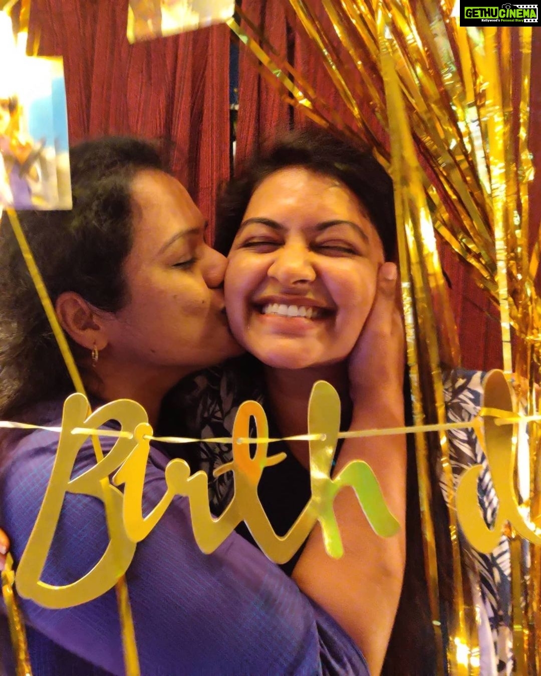 Rachitha Mahalakshmi Instagram - Look at that Happy ND surprised face.... 😃😃😃😃😃😃😃 Just waoooo.... Can do anything to c that..... ❤️🥰❤️🥰❤️🥰❤️🥰❤️🥰❤️ Am always here to spread happiness..... ❤️ @ggvoiceartist 🎂🎁🥳🎉🎁🥳🎈🎉👯♀️💃🎊🥳.... U deserve all my love.... : @sia.gifts ❤️ that's an amazing frame I must tell... Perfect one..... 🤝😇 And thanku my dear @the_jaz_cakes for making this lovely cake , 🙌😇