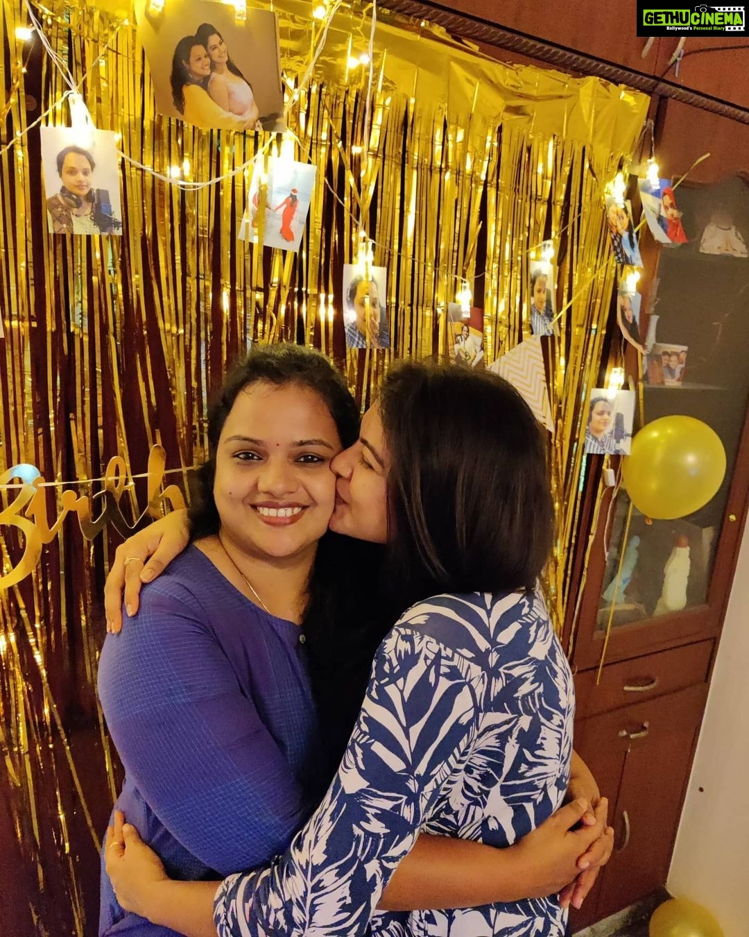 Rachitha Mahalakshmi Instagram - Look at that Happy ND surprised face.... 😃😃😃😃😃😃😃 Just waoooo.... Can do anything to c that..... ❤️🥰❤️🥰❤️🥰❤️🥰❤️🥰❤️ Am always here to spread happiness..... ❤️ @ggvoiceartist 🎂🎁🥳🎉🎁🥳🎈🎉👯♀️💃🎊🥳.... U deserve all my love.... : @sia.gifts ❤️ that's an amazing frame I must tell... Perfect one..... 🤝😇 And thanku my dear @the_jaz_cakes for making this lovely cake , 🙌😇