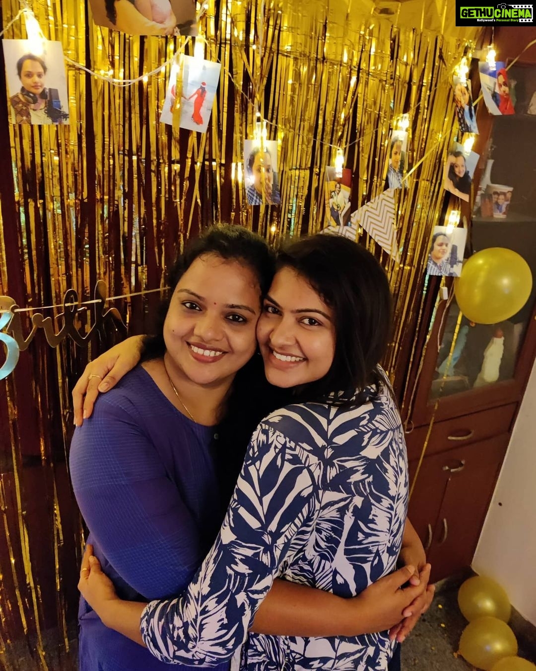 Rachitha Mahalakshmi Instagram - Look at that Happy ND surprised face.... 😃😃😃😃😃😃😃 Just waoooo.... Can do anything to c that..... ❤️🥰❤️🥰❤️🥰❤️🥰❤️🥰❤️ Am always here to spread happiness..... ❤️ @ggvoiceartist 🎂🎁🥳🎉🎁🥳🎈🎉👯♀️💃🎊🥳.... U deserve all my love.... : @sia.gifts ❤️ that's an amazing frame I must tell... Perfect one..... 🤝😇 And thanku my dear @the_jaz_cakes for making this lovely cake , 🙌😇