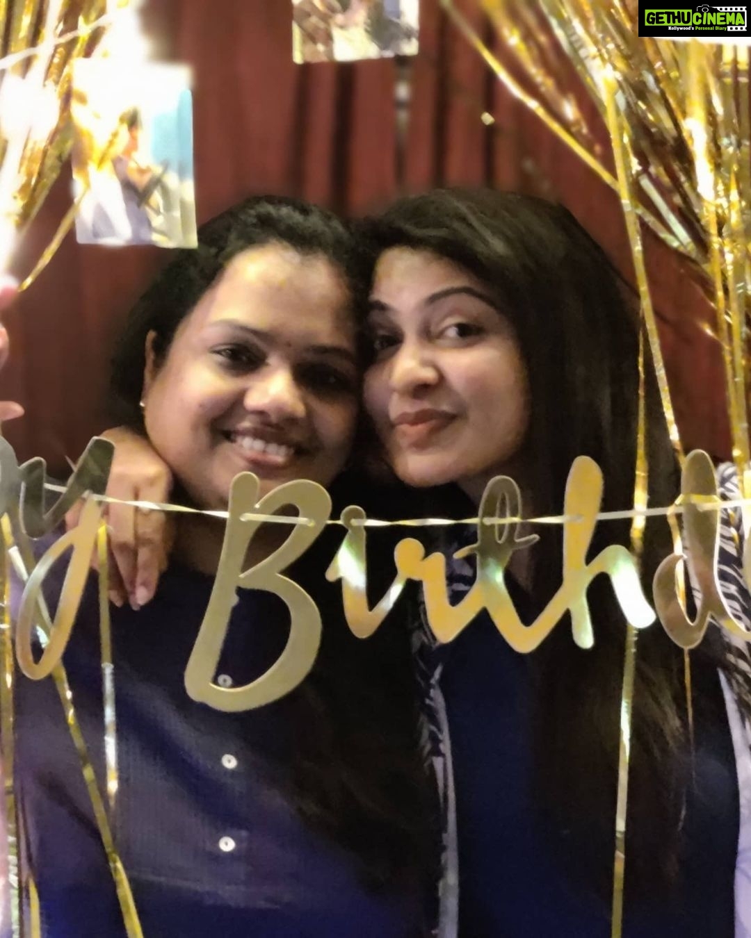 Rachitha Mahalakshmi Instagram - Look at that Happy ND surprised face.... 😃😃😃😃😃😃😃 Just waoooo.... Can do anything to c that..... ❤️🥰❤️🥰❤️🥰❤️🥰❤️🥰❤️ Am always here to spread happiness..... ❤️ @ggvoiceartist 🎂🎁🥳🎉🎁🥳🎈🎉👯♀️💃🎊🥳.... U deserve all my love.... : @sia.gifts ❤️ that's an amazing frame I must tell... Perfect one..... 🤝😇 And thanku my dear @the_jaz_cakes for making this lovely cake , 🙌😇