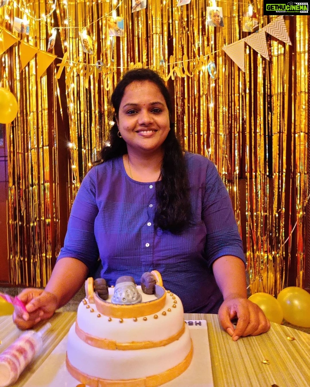 Rachitha Mahalakshmi Instagram - Look at that Happy ND surprised face.... 😃😃😃😃😃😃😃 Just waoooo.... Can do anything to c that..... ❤️🥰❤️🥰❤️🥰❤️🥰❤️🥰❤️ Am always here to spread happiness..... ❤️ @ggvoiceartist 🎂🎁🥳🎉🎁🥳🎈🎉👯♀️💃🎊🥳.... U deserve all my love.... : @sia.gifts ❤️ that's an amazing frame I must tell... Perfect one..... 🤝😇 And thanku my dear @the_jaz_cakes for making this lovely cake , 🙌😇