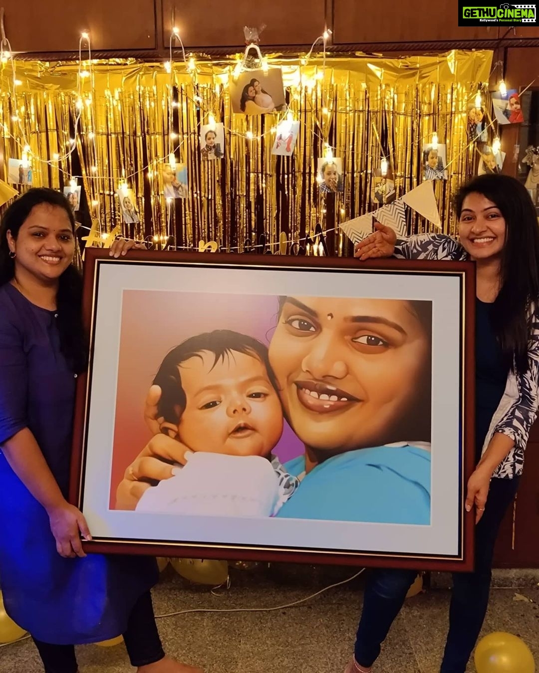 Rachitha Mahalakshmi Instagram - Look at that Happy ND surprised face.... 😃😃😃😃😃😃😃 Just waoooo.... Can do anything to c that..... ❤️🥰❤️🥰❤️🥰❤️🥰❤️🥰❤️ Am always here to spread happiness..... ❤️ @ggvoiceartist 🎂🎁🥳🎉🎁🥳🎈🎉👯♀️💃🎊🥳.... U deserve all my love.... : @sia.gifts ❤️ that's an amazing frame I must tell... Perfect one..... 🤝😇 And thanku my dear @the_jaz_cakes for making this lovely cake , 🙌😇