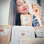 Rachitha Mahalakshmi Instagram - It doesn't get something better than this... It feels like waoooo wen u get ur favourite snacks in a healthy pack... Wt can I wish more than this.... Yummy Chikkis , palm sure sweets, my fav thaen mittai 😋😋😋😋😋😋😋😋😋😋😋😋😋😋😋 completely healthy..... 😇😇😇😇 Guys u really have to try it 👉👉 @organutz 😋😋😋😋😋😋 Toooooo goood ❤️❤️❤️❤️❤️