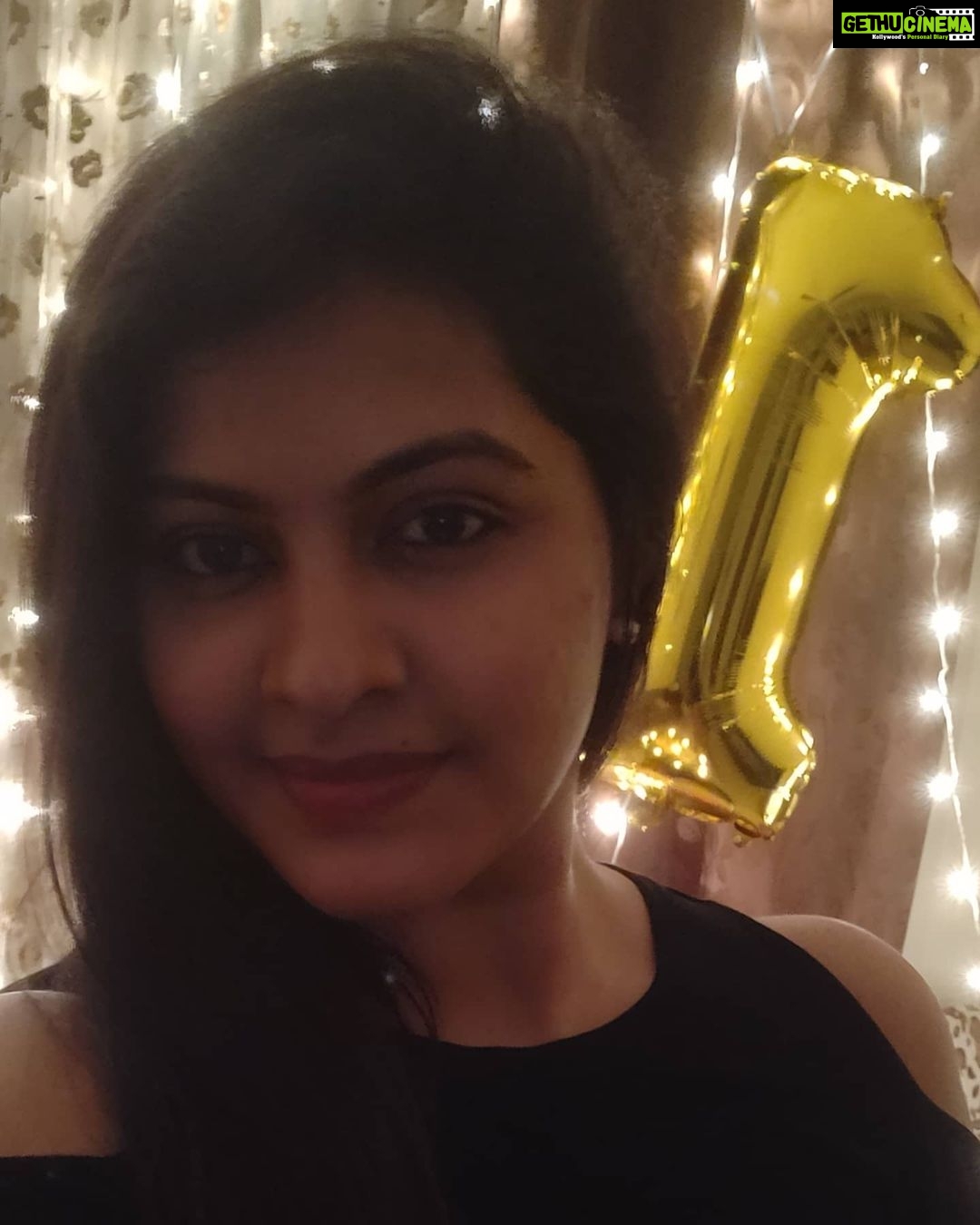 Rachitha Mahalakshmi Instagram - 🙏🙏🙏🙏🙏🙏🙏🙏 Thanku for d lovely day...... ❤️❤️❤️❤️❤️❤️❤️❤️❤️❤️❤️❤️❤️❤️ Thanku @frosty_fondues 🍰 🎂 for this yummy cake 😋😋😋😋😋😋😋😋 just bcz I like fruits she (lakshmi priya) made it specially for me... Nd I really feel sooo special dear... Thanku.... 🤗🤗🤗❤️ Guys trust me it's waooooooooo 😋😋😋😋😋😋 : Thanku @thepartyshop.in 👈👈👈👈 For d props and thanku for making d day special..... 😇😇😇😇😇😇