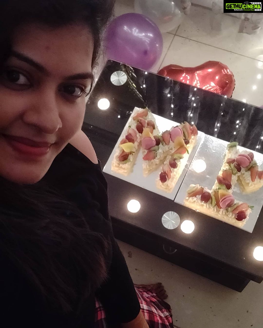 Rachitha Mahalakshmi Instagram - 🙏🙏🙏🙏🙏🙏🙏🙏 Thanku for d lovely day...... ❤️❤️❤️❤️❤️❤️❤️❤️❤️❤️❤️❤️❤️❤️ Thanku @frosty_fondues 🍰 🎂 for this yummy cake 😋😋😋😋😋😋😋😋 just bcz I like fruits she (lakshmi priya) made it specially for me... Nd I really feel sooo special dear... Thanku.... 🤗🤗🤗❤️ Guys trust me it's waooooooooo 😋😋😋😋😋😋 : Thanku @thepartyshop.in 👈👈👈👈 For d props and thanku for making d day special..... 😇😇😇😇😇😇
