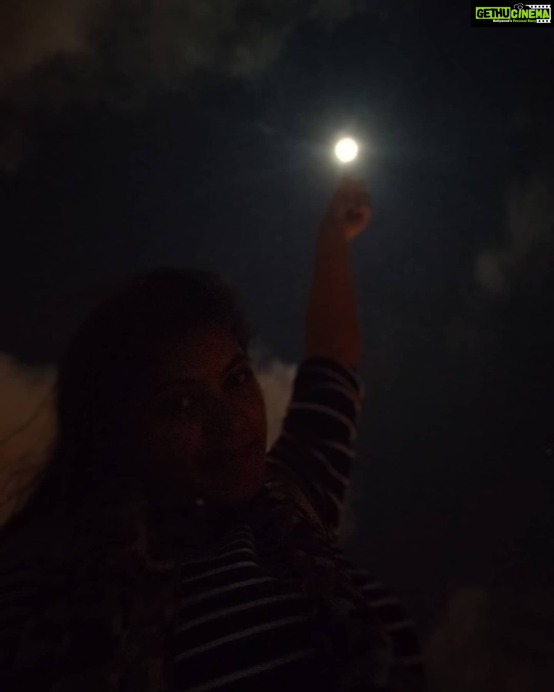 Rachitha Mahalakshmi Instagram - Well d last post of d year 2020 π€·π»ββοΈ : Trying to touch d moon π which is not possible anyway.... Thanku 2020 for "EVERYTHING" Thanku for showing wt life is.... Thanku for making us understand d reason to live...... Thanku for teaching us wt to value more..... U indeed thought us that materialistic things don't really matter anymore..... π Inspite of all d struggles v saw d only thing which is constant is "This too shall pass" π§ββοΈ Aga motthatulae 2020 Ku oru periyaaaaa kumbudhungoooo...... ππππππππππ : Hope for some better, pleasent days in 2021 π€π€π€π€π€
