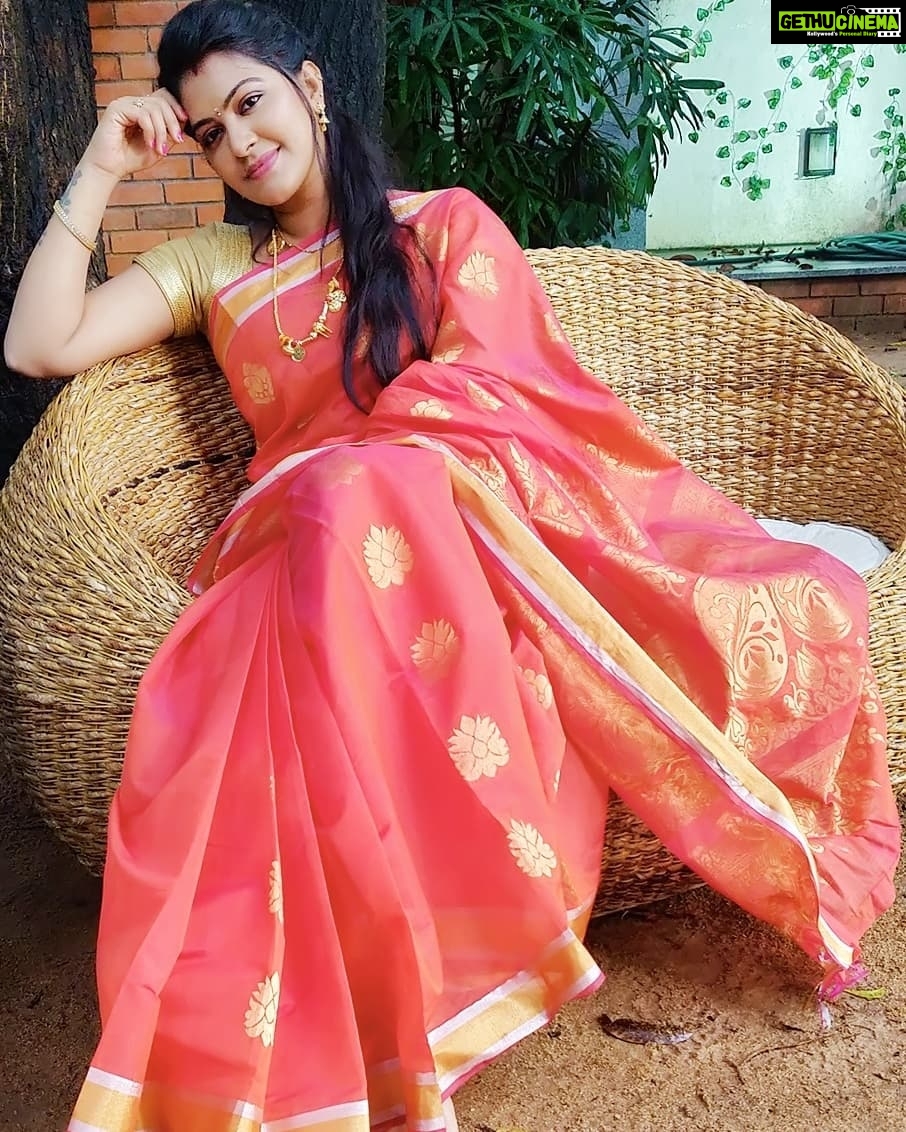Rachitha Mahalakshmi Instagram - This is how My Monday mornings would be like π€·π»ββοΈπ€·π»ββοΈπ€·π»ββοΈπ€·π»ββοΈπ€·π»ββοΈπ€·π»ββοΈπ€·π»ββοΈπ€·π»ββοΈπ€·π»ββοΈ π Saree love @trendycollections47 π : #supportwomenentrepreneursππΌπͺπ»