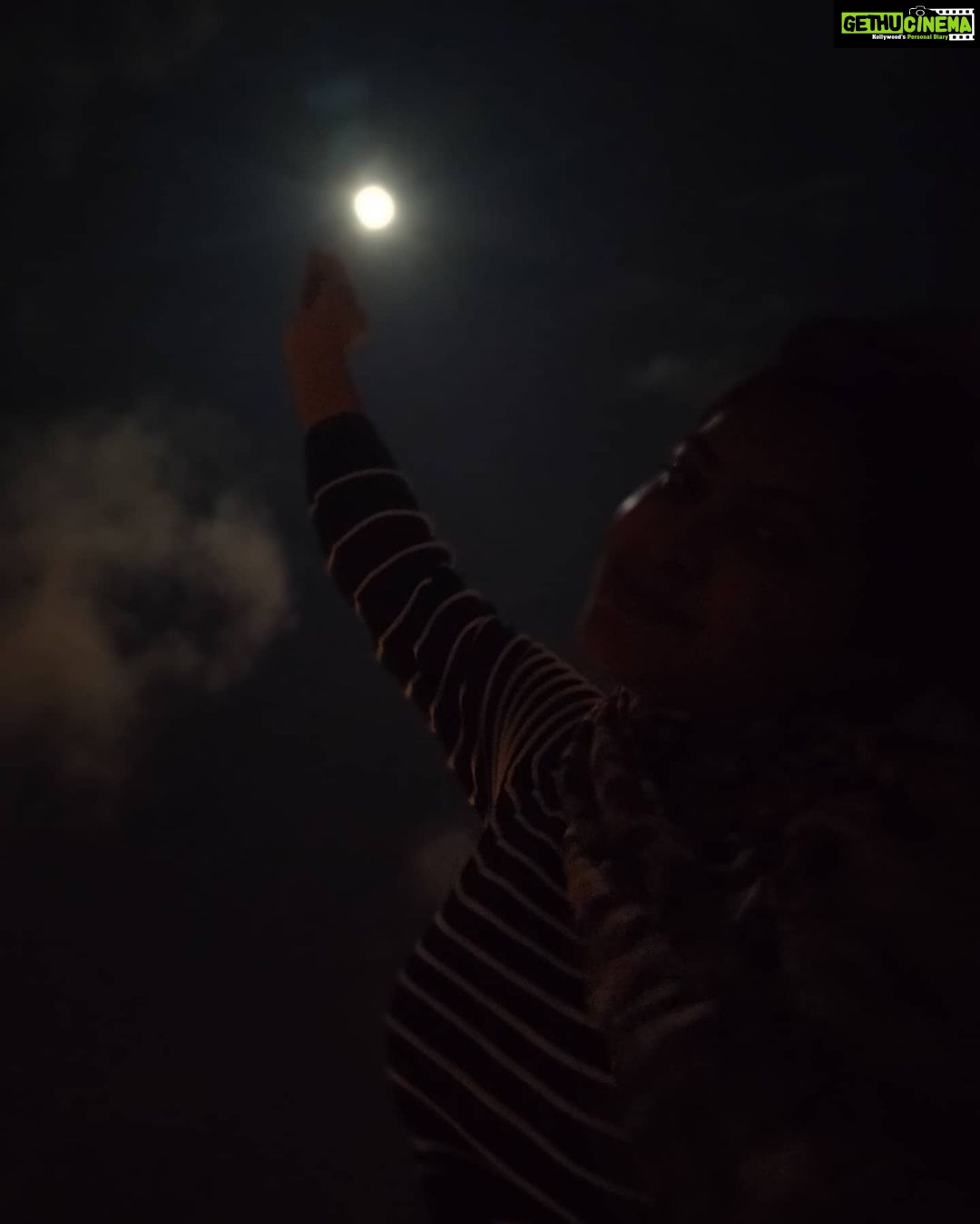 Rachitha Mahalakshmi Instagram - Well d last post of d year 2020 π€·π»ββοΈ : Trying to touch d moon π which is not possible anyway.... Thanku 2020 for "EVERYTHING" Thanku for showing wt life is.... Thanku for making us understand d reason to live...... Thanku for teaching us wt to value more..... U indeed thought us that materialistic things don't really matter anymore..... π Inspite of all d struggles v saw d only thing which is constant is "This too shall pass" π§ββοΈ Aga motthatulae 2020 Ku oru periyaaaaa kumbudhungoooo...... ππππππππππ : Hope for some better, pleasent days in 2021 π€π€π€π€π€