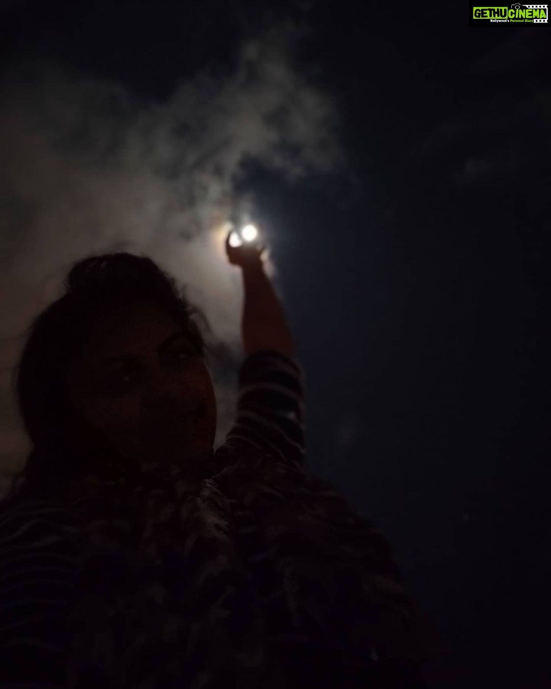 Rachitha Mahalakshmi Instagram - Well d last post of d year 2020 π€·π»ββοΈ : Trying to touch d moon π which is not possible anyway.... Thanku 2020 for "EVERYTHING" Thanku for showing wt life is.... Thanku for making us understand d reason to live...... Thanku for teaching us wt to value more..... U indeed thought us that materialistic things don't really matter anymore..... π Inspite of all d struggles v saw d only thing which is constant is "This too shall pass" π§ββοΈ Aga motthatulae 2020 Ku oru periyaaaaa kumbudhungoooo...... ππππππππππ : Hope for some better, pleasent days in 2021 π€π€π€π€π€