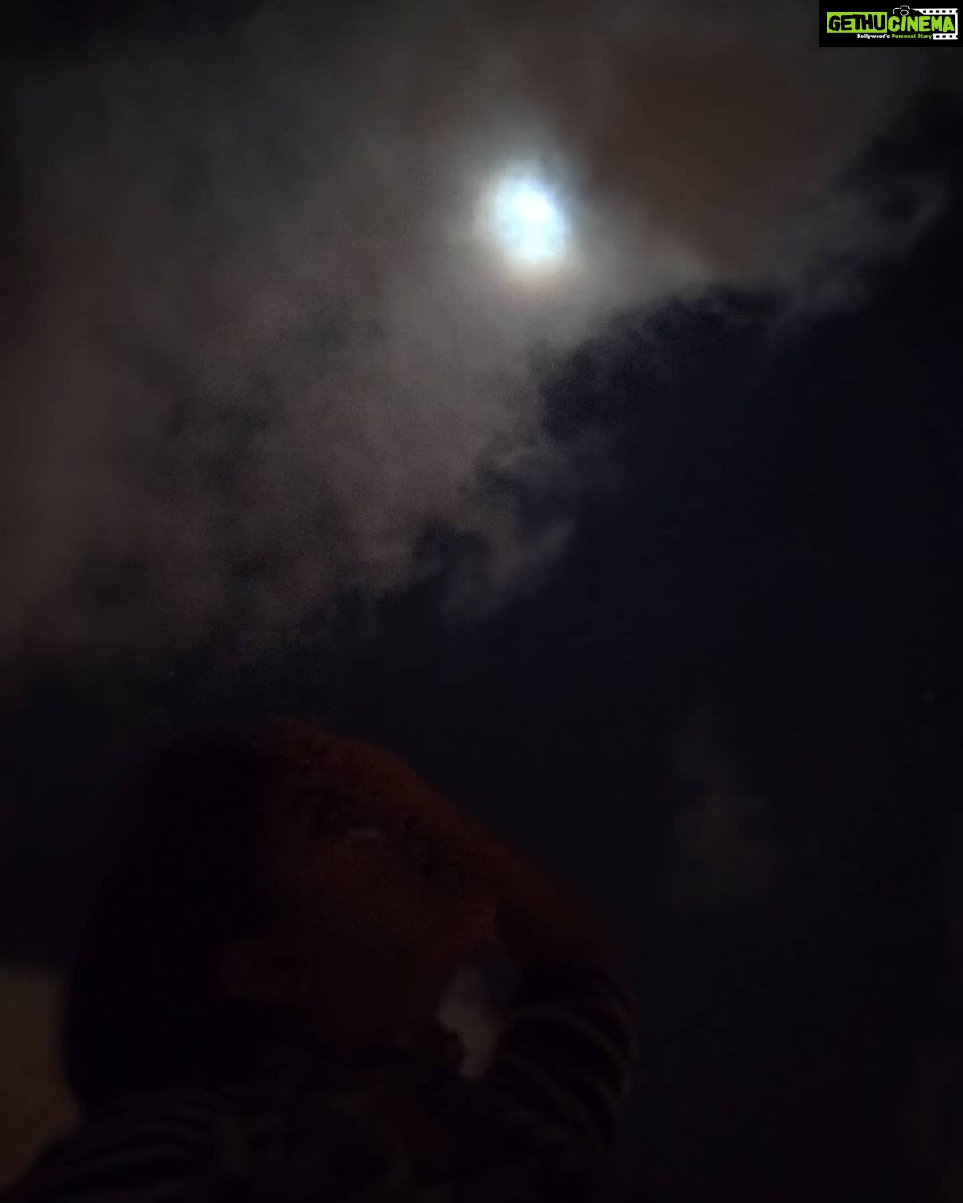 Rachitha Mahalakshmi Instagram - Well d last post of d year 2020 π€·π»ββοΈ : Trying to touch d moon π which is not possible anyway.... Thanku 2020 for "EVERYTHING" Thanku for showing wt life is.... Thanku for making us understand d reason to live...... Thanku for teaching us wt to value more..... U indeed thought us that materialistic things don't really matter anymore..... π Inspite of all d struggles v saw d only thing which is constant is "This too shall pass" π§ββοΈ Aga motthatulae 2020 Ku oru periyaaaaa kumbudhungoooo...... ππππππππππ : Hope for some better, pleasent days in 2021 π€π€π€π€π€