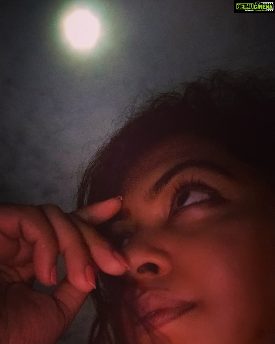 Rachitha Mahalakshmi Instagram - Well d last post of d year 2020 π€·π»ββοΈ : Trying to touch d moon π which is not possible anyway.... Thanku 2020 for "EVERYTHING" Thanku for showing wt life is.... Thanku for making us understand d reason to live...... Thanku for teaching us wt to value more..... U indeed thought us that materialistic things don't really matter anymore..... π Inspite of all d struggles v saw d only thing which is constant is "This too shall pass" π§ββοΈ Aga motthatulae 2020 Ku oru periyaaaaa kumbudhungoooo...... ππππππππππ : Hope for some better, pleasent days in 2021 π€π€π€π€π€