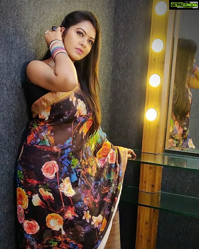Rachitha Mahalakshmi Instagram - 🖤🖤Choose black to give a spark ✨💥